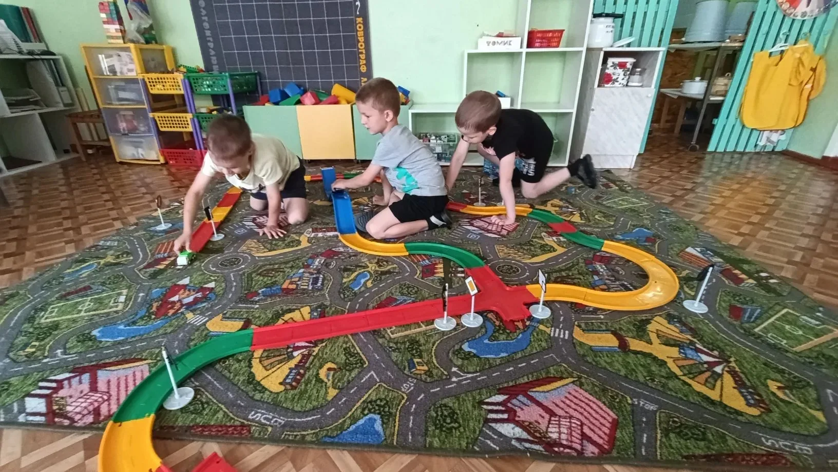 Дети средней группы "Капитошки" превратились в настоящих строителей и архитекторов! 🚗🏗️Каждый день