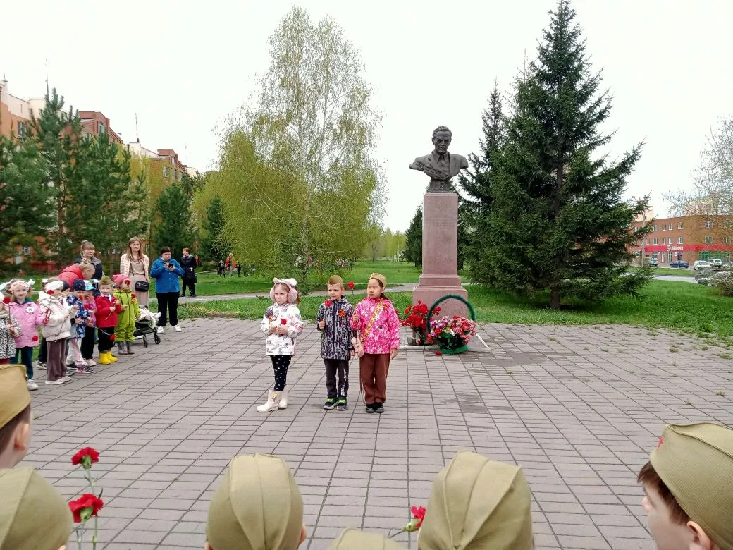 Сегодня в нашем дошкольном отделении прошло шествие Бессмертного Полка!   В одном строю, с портретам