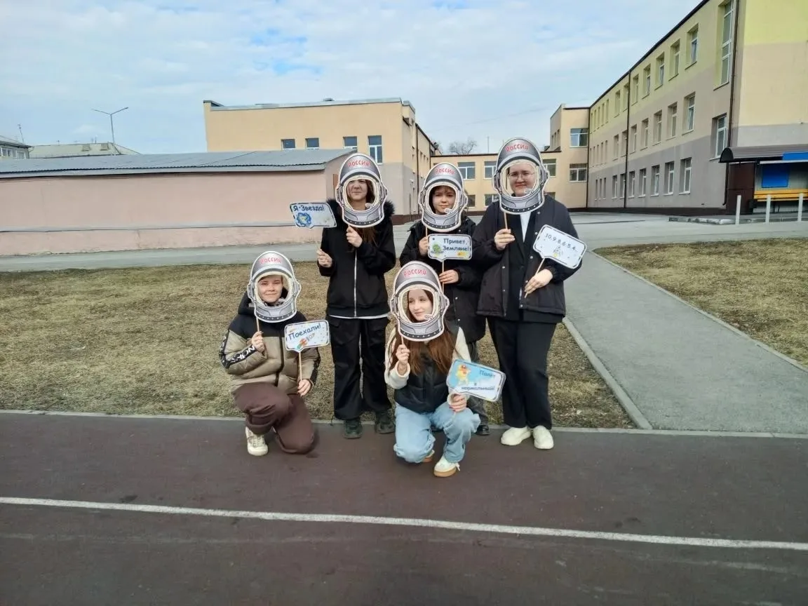 📸 Улыбка Гагарина живёт в нашей школе!  Сегодня наши ученики присоединились к Всероссийской просвети