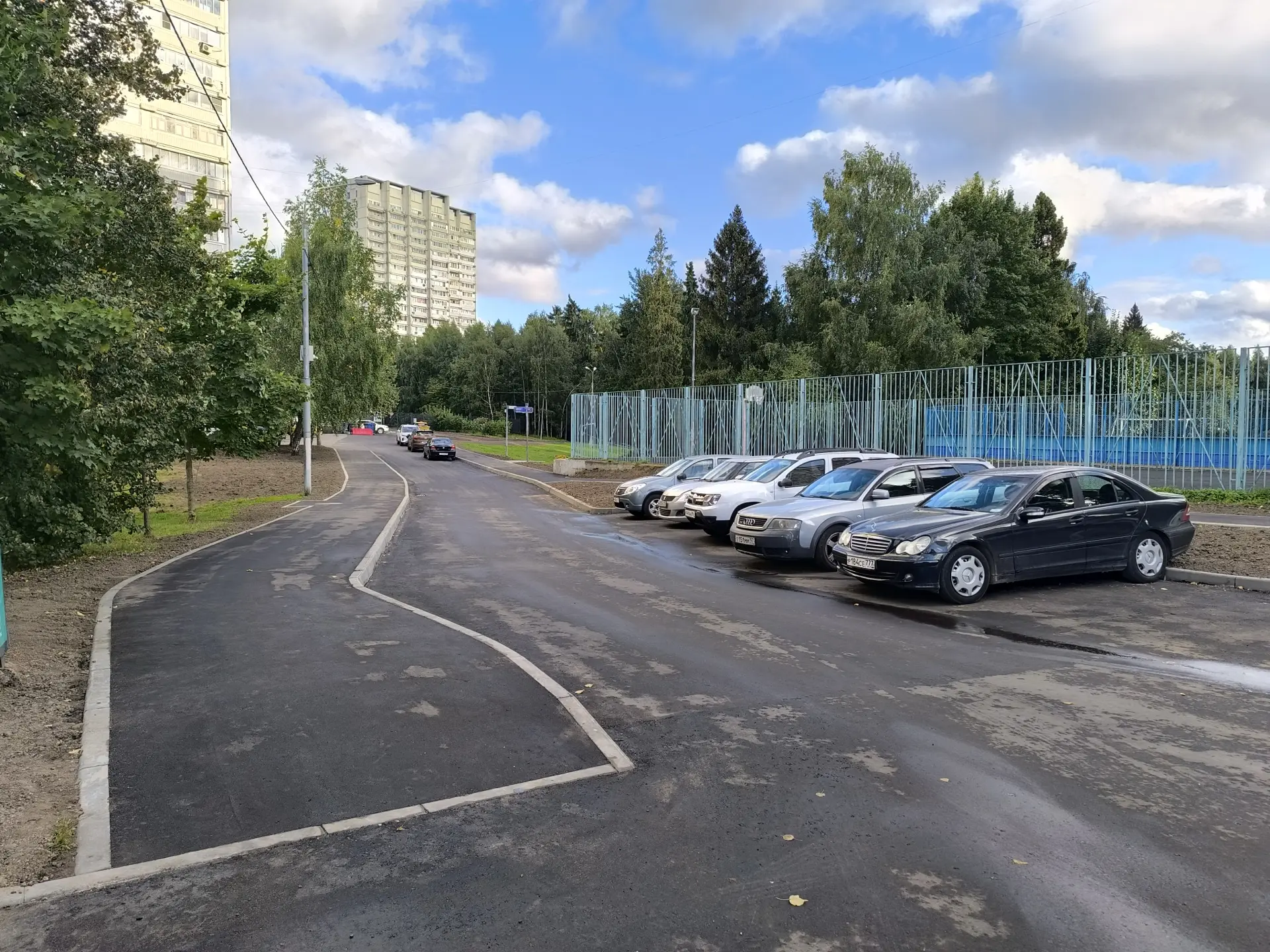 Завершено благоустройство территории, прилегающей к школе № 1353 (корпус 1214) в 12-м м...