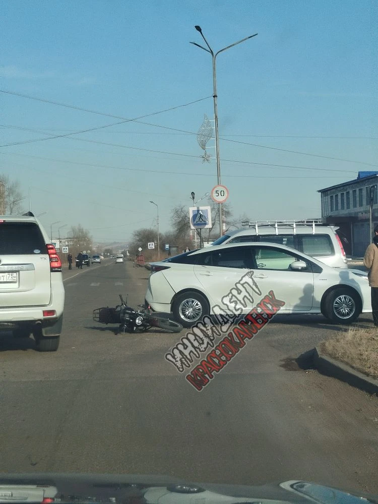 Гоняйте, гоняйте пацаны. Нам нужен контент  В шестом часу вечера на проспекте Геологов мотоциклист и