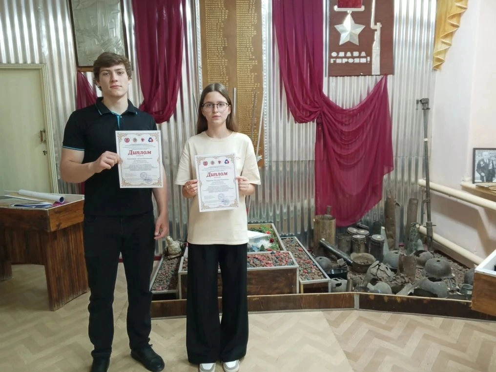 Участники группы "Память"  Маркина Милана( 8 класс), Ельчищев Антон ( 10 класс) стали л...
