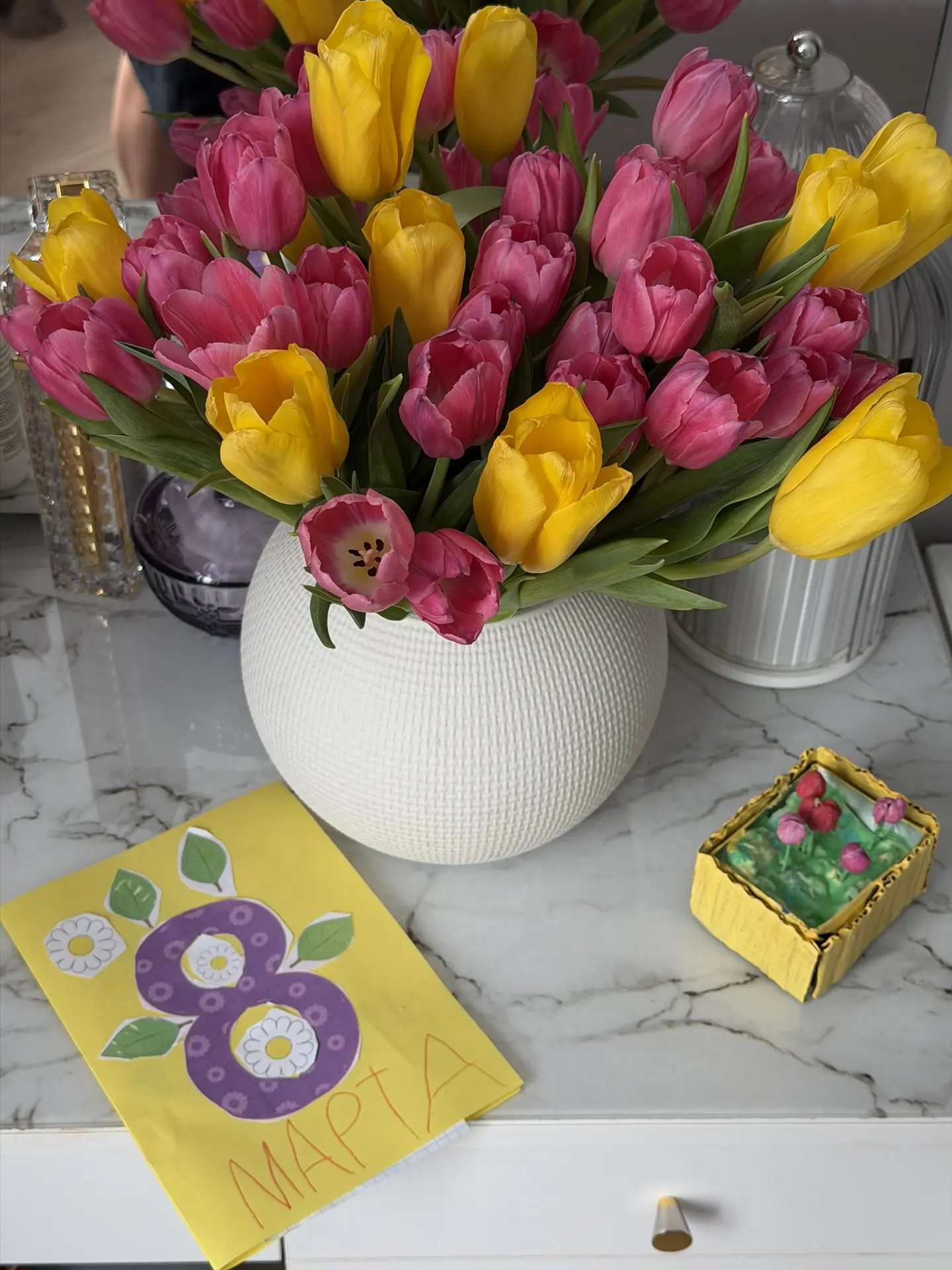 С праздником нас, девочки💐 Желаю вам цвести, сиять и радоваться даже мелочам. Пусть внутри всегда по
