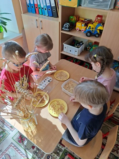 Хлеб🍞ржаной, батон🥖 и булки Не добудешь на прогулке. Люди хлеб в полях🌾лелеют, Сил для хлеба не жале