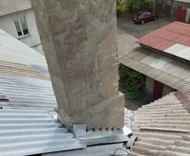 Краснолучский филиал НКО ЕУК отремонтировал шиферную кровлю по адресу: 📍 г. Красный Луч, г. Вахрушев