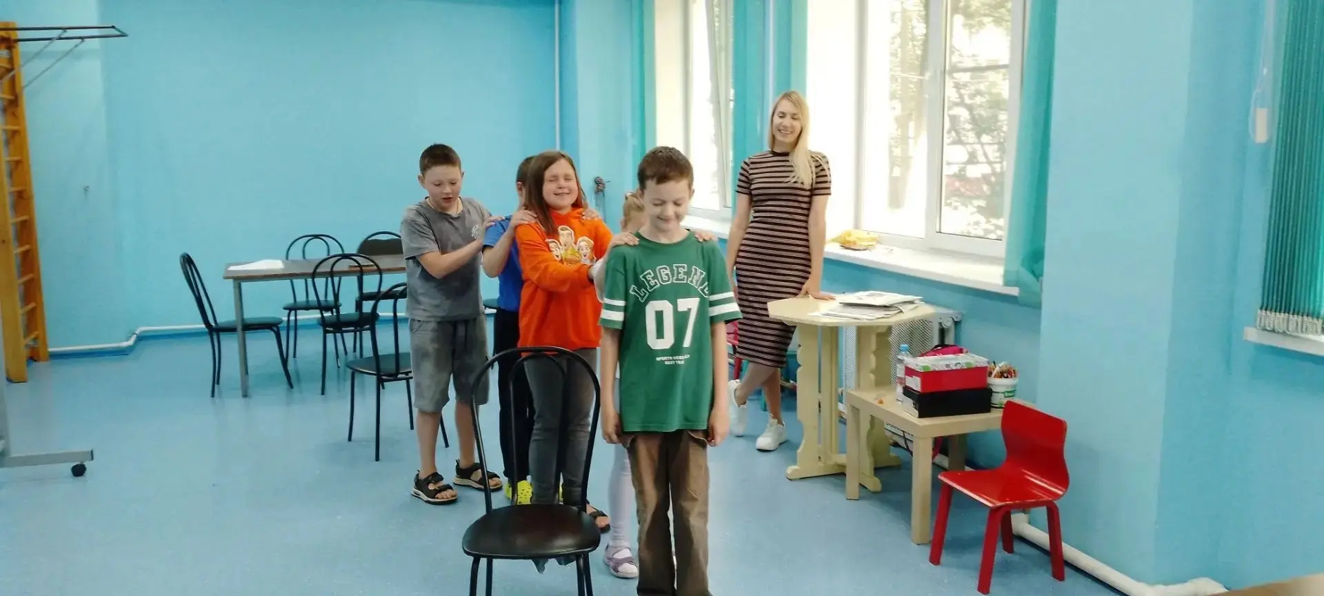 В командной игре ребёнок впервые по-настоящему чувствует, что он не один, рядом есть те, кто поддерж