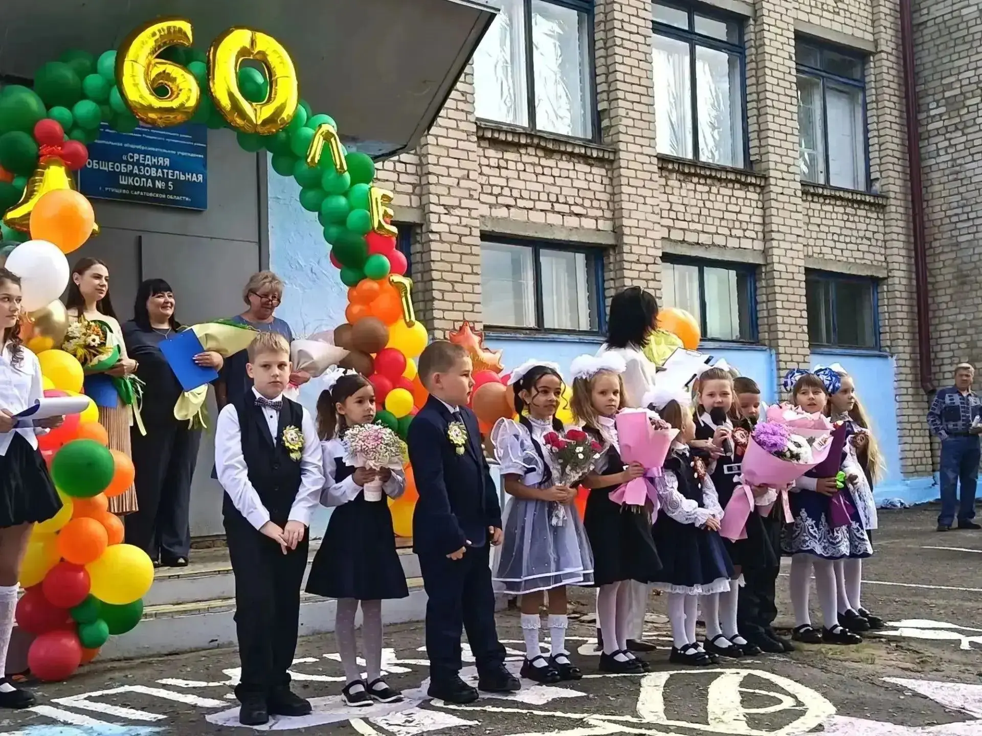 🔔 В школах города прошли торжественные линейки, посвящённые Дню знаний.