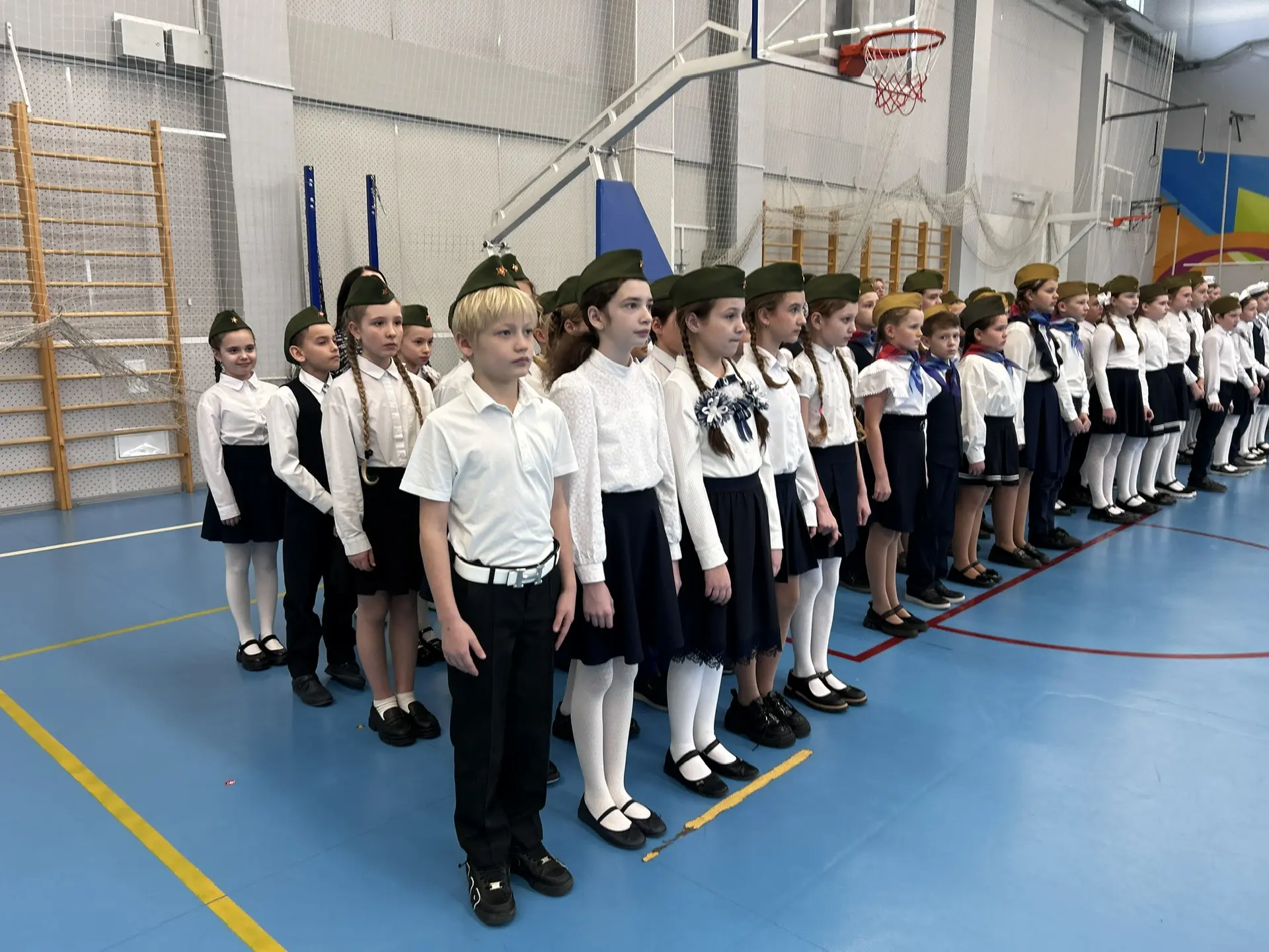 Смотр строя и песни: шаг в ритме патриотизма!  Сегодня в нашей школе было особенно торжественно и во