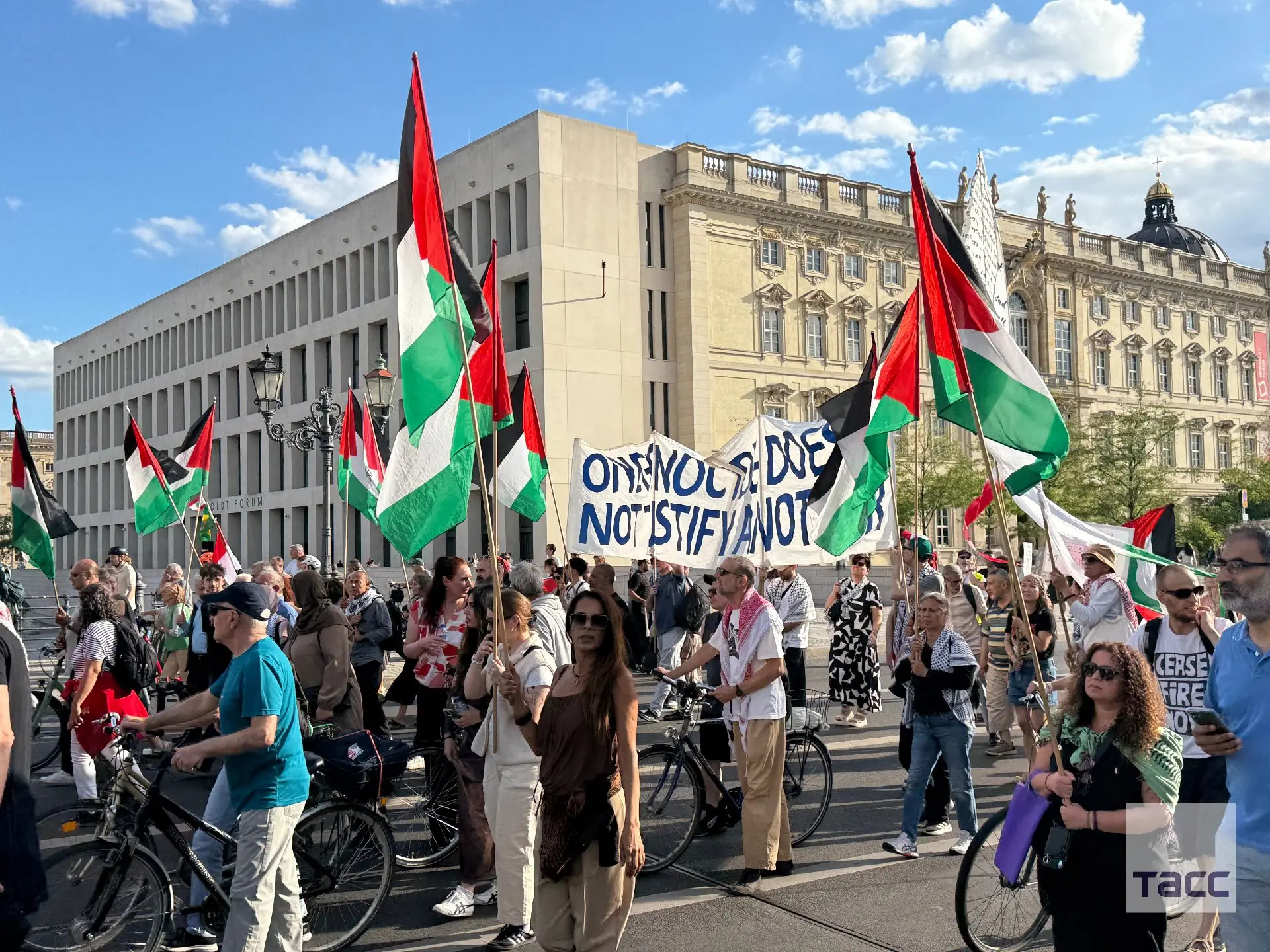 В Берлине проходит массовая демонстрация в поддержку Палестины.