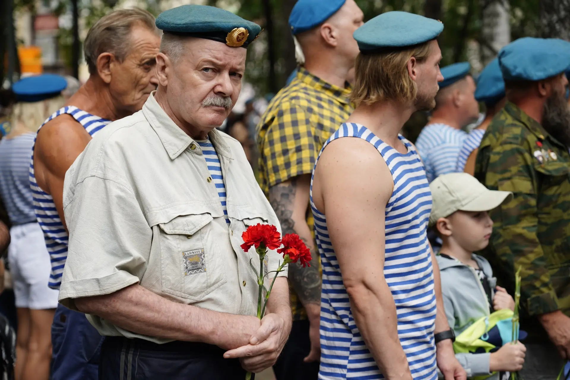 В Тюмени почтили память воинов, погибших при исполнении воинского долга

В сквере имени Ивана Губкин