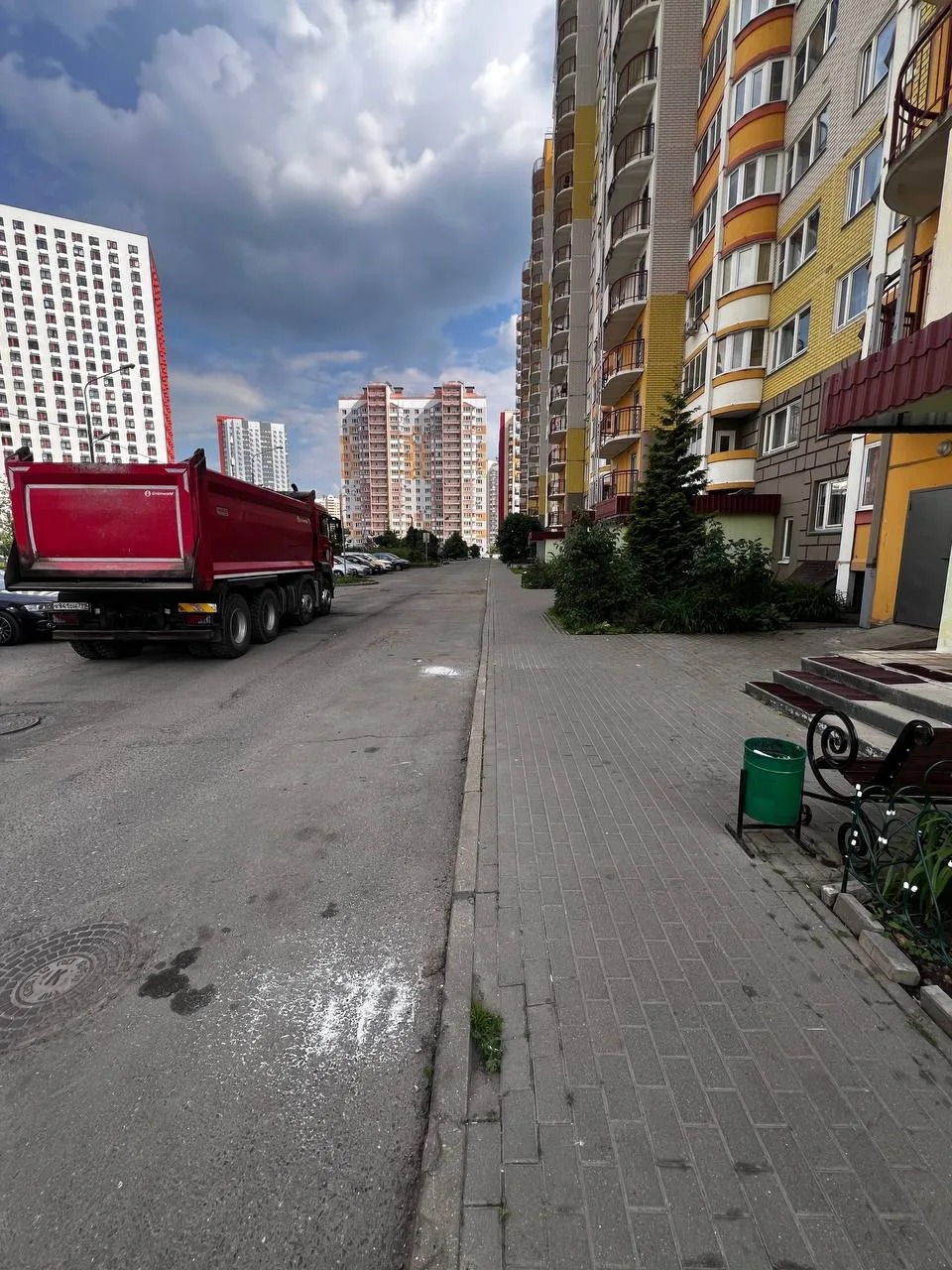 🤬 Грузовики паркуются уже во дворе.