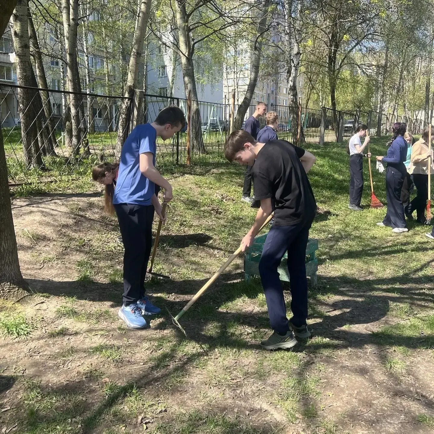♻👥МЕСЯЧНИК ПО БЛАГОУСТРОЙСТВУ ГОРОДА. ОБЩЕШКОЛЬНЫЙ СУББОТНИК👥♻  5 мая 2026 года учащиеся и педагоги 