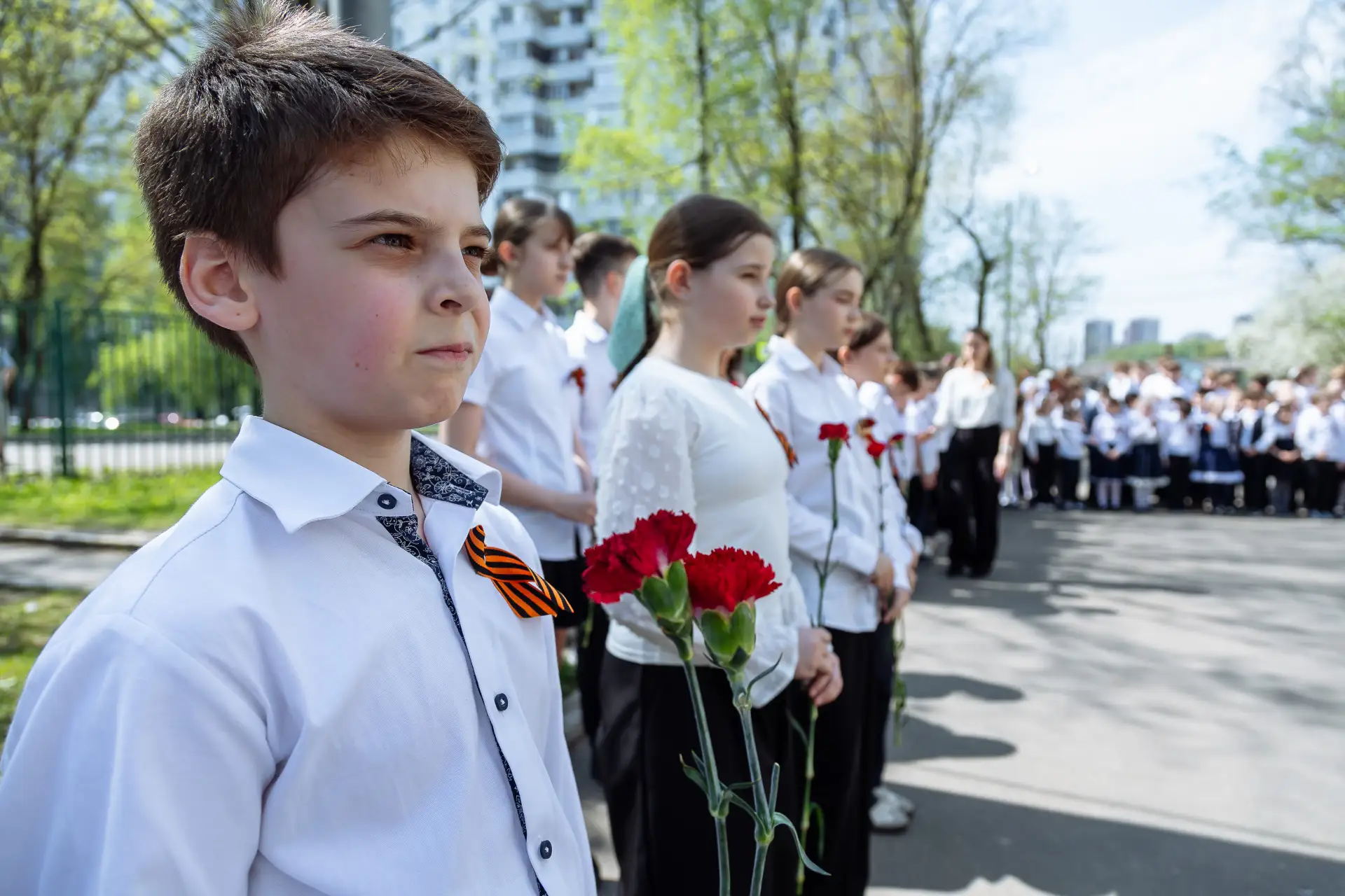 🌹 Акция «Красные гвоздики»: дань памяти героям  7 мая наши ученики, педагоги, администрация школы и 
