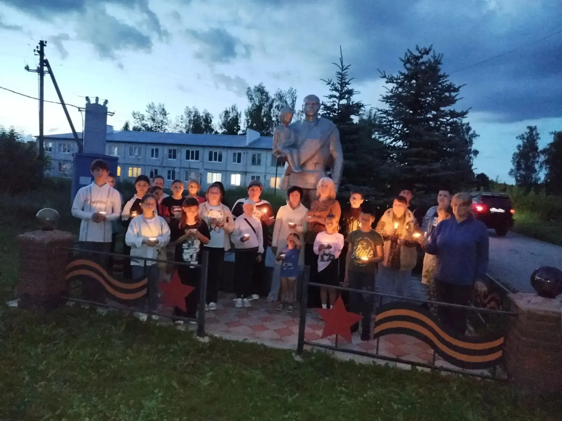 🕯"Память, которой нет забвения"

Учащиеся и педагоги нашей школы  вместе с жителями посёлка приняли