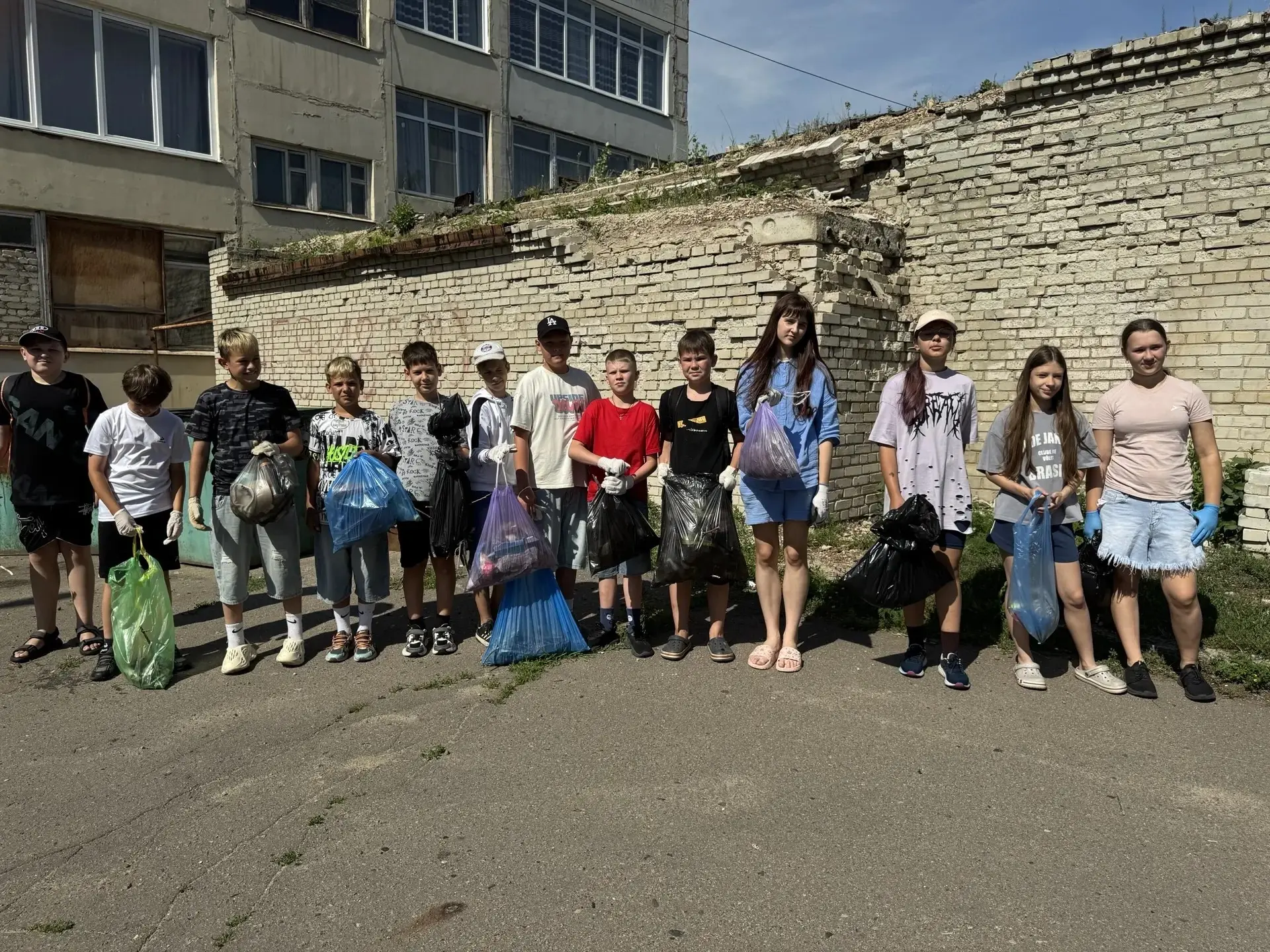 10 июля ученики 5 «В» класса вышли на летнюю практику. С утра ребята дружно убирали территорию около