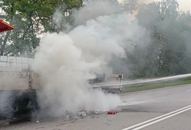 🚒 В Крестецком округе у грузового автомобиля сгорело колесо