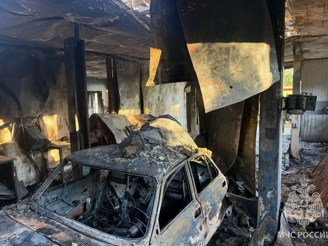 В Шахтах пожар уничтожил шиномонтажку и автомобиль внутри.