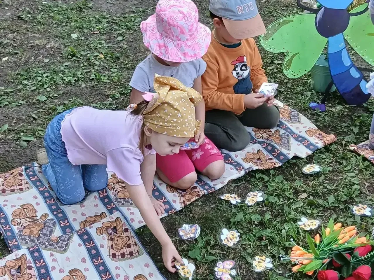 🦋УВЛЕКАТЕЛЬНЫЙ МИР НАСЕКОМЫХ!🐝

В гостях у ребят группы № 2 на экологической тропе побывала  волше