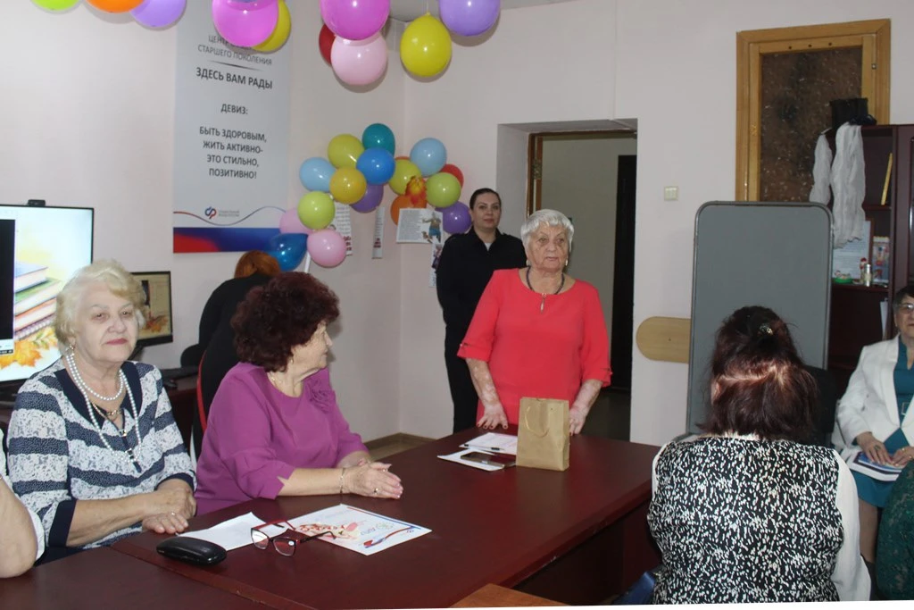 В день пожилого человека полицейские Биробиджана научили пенсионеров Центра общения Соц...