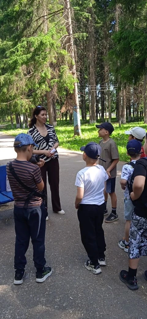 Сегодня для начальных классов прошли интересные конкурсы- ", Слепой паровозик", " Болот...