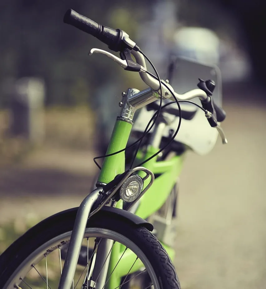 🚲 Должны ли автомобили пропускать велосипедистов на трассе: разъяснение ГАИ

С начала лет редакция 