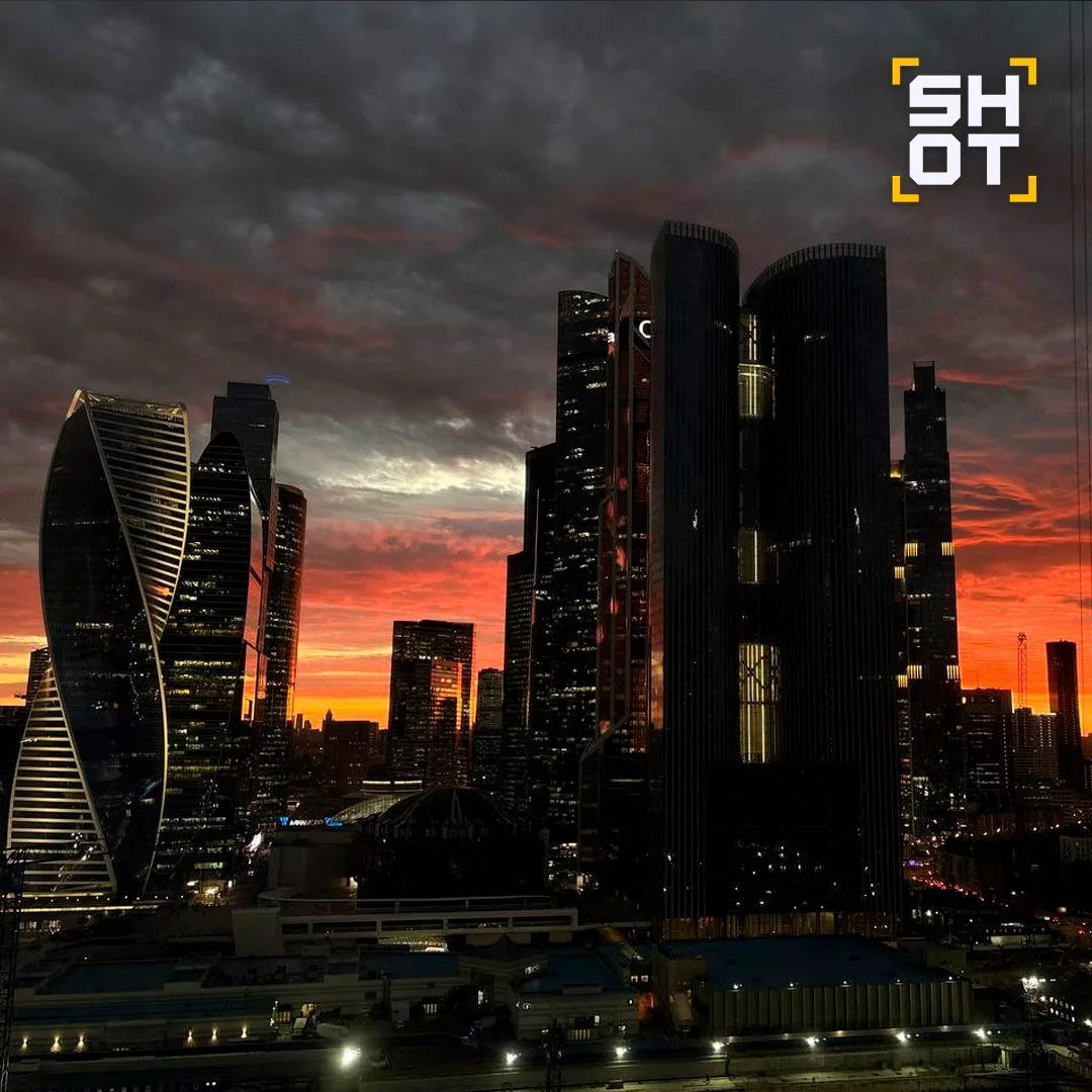 Небо над Москвой сегодня решило устроить собственное шоу — невозможно пройти мимо и не ...