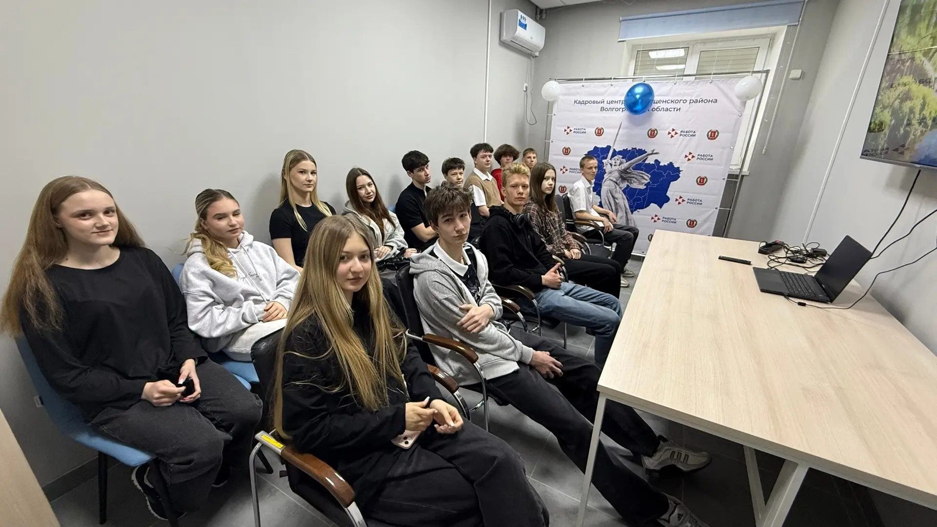 Профориентация 9 «В»: день на Всероссийской ярмарке трудоустройства 🚀  17 апреля ученики 9 «В» класс