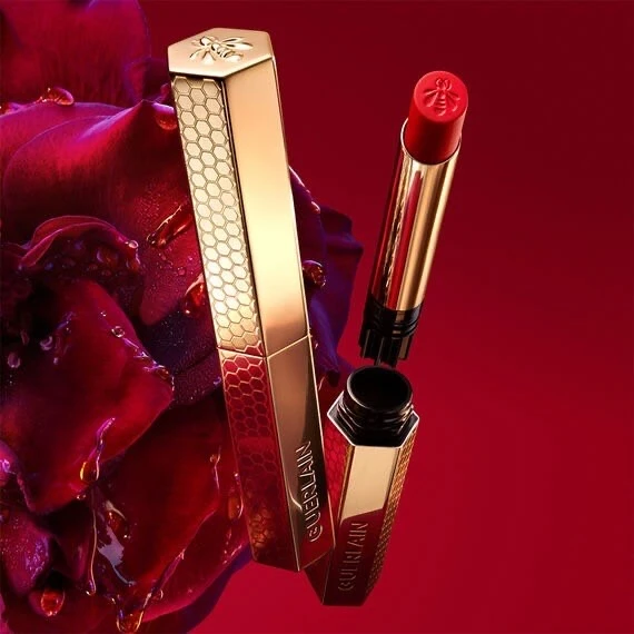Обновленные помады из линейки Kiss Kiss от Guerlain в золотом кейсе. 20 ультра пигментированных отте