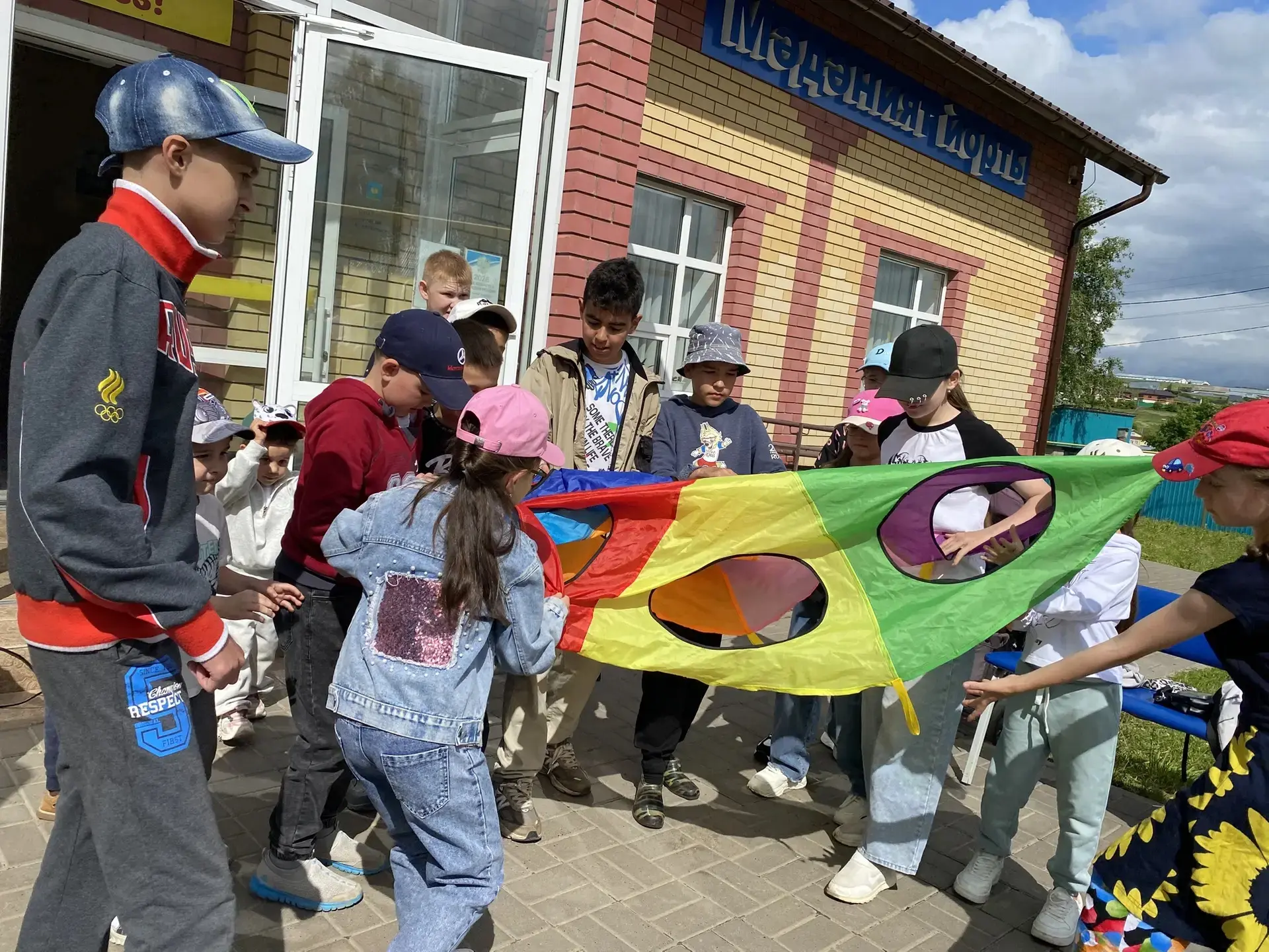 В честь празднования Международного дня защиты детей, 1 июня, учащиеся нашей школы совм...