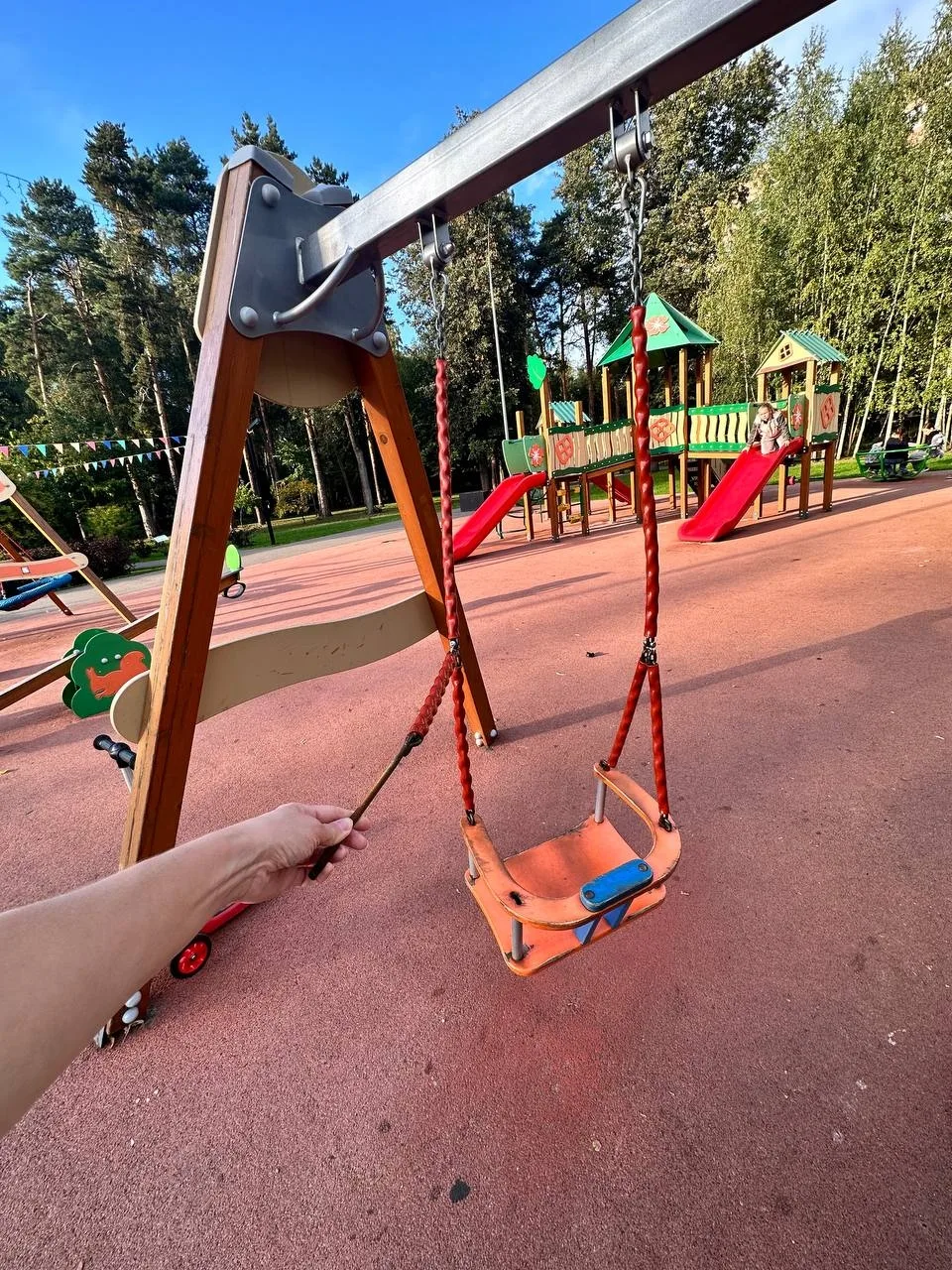 Детская Площадка в Глуховском парке. Справа от главного входа. Сломана качель