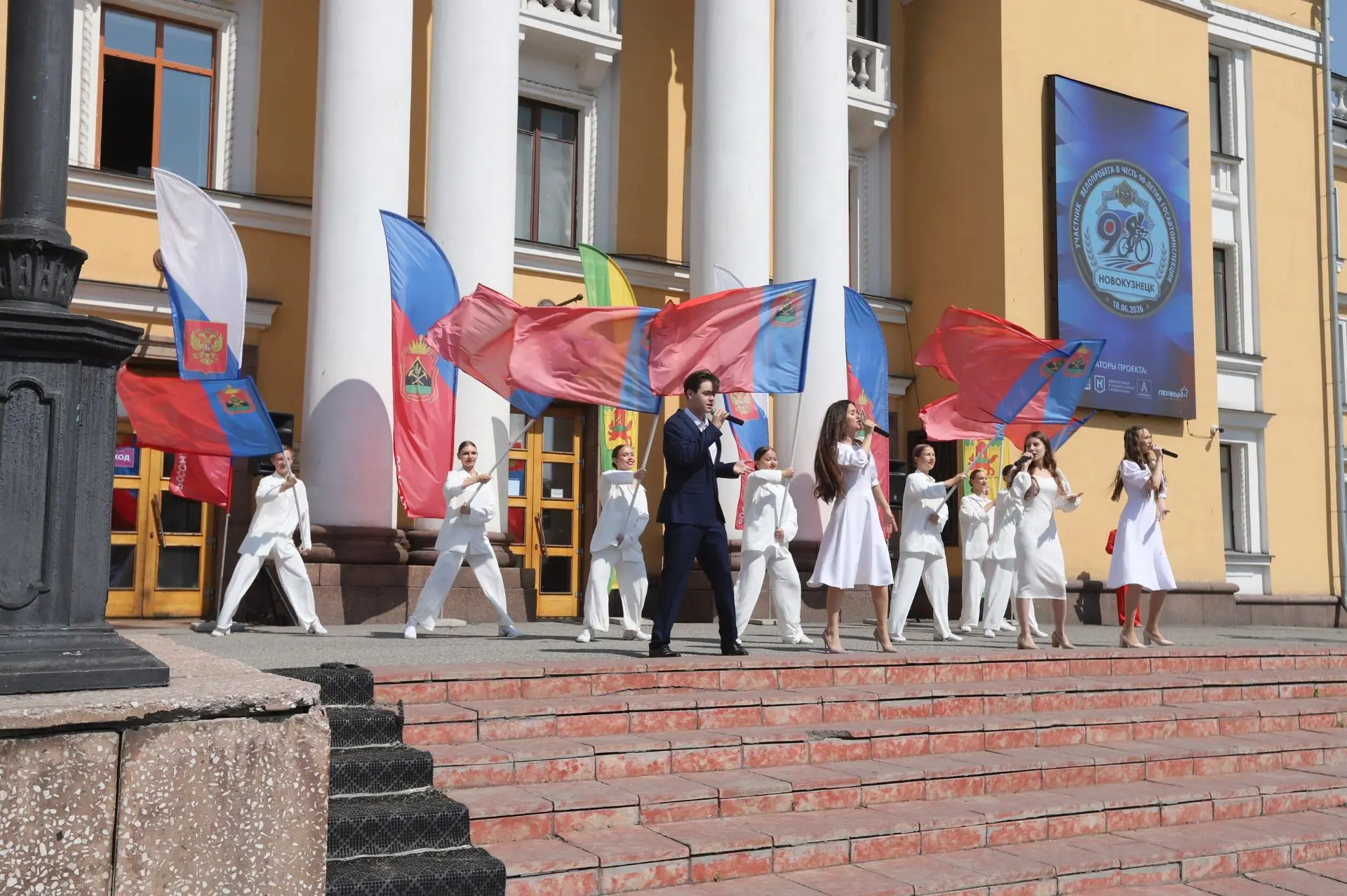 ФизКультПривет 🌟

18 июня на площадке у Дворца культуры «Алюминщик» красиво был дан старт «Детскому