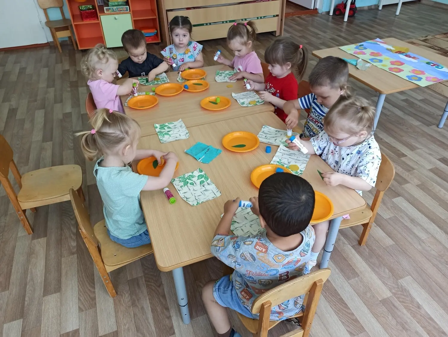 Вот оно какое, наше лето,
Лето яркой зеленью одето,
Лето жарким солнышком согрето,
Дышит лето ветерк