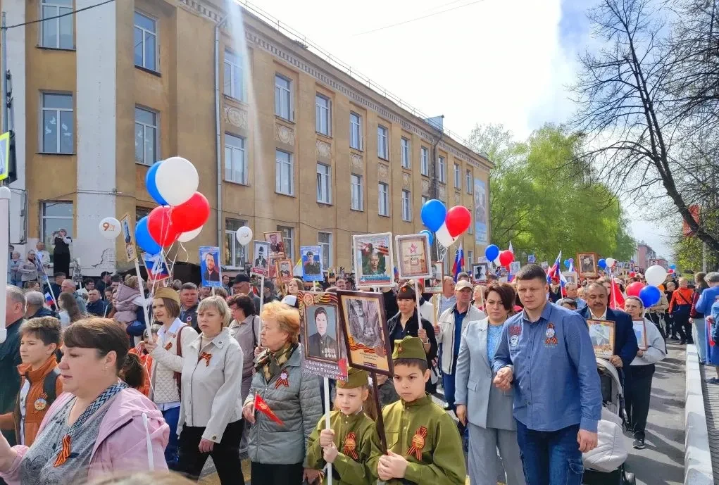 В Осинниковском округе, как и в других городах страны, прошло торжественное шествие Бессмертного пол