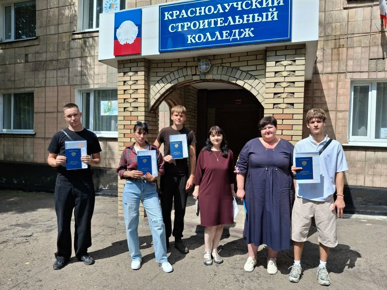 В ГБПОО ЛНР «Краснолучский строительный колледж» прошла торжественная выдача дипломов в...