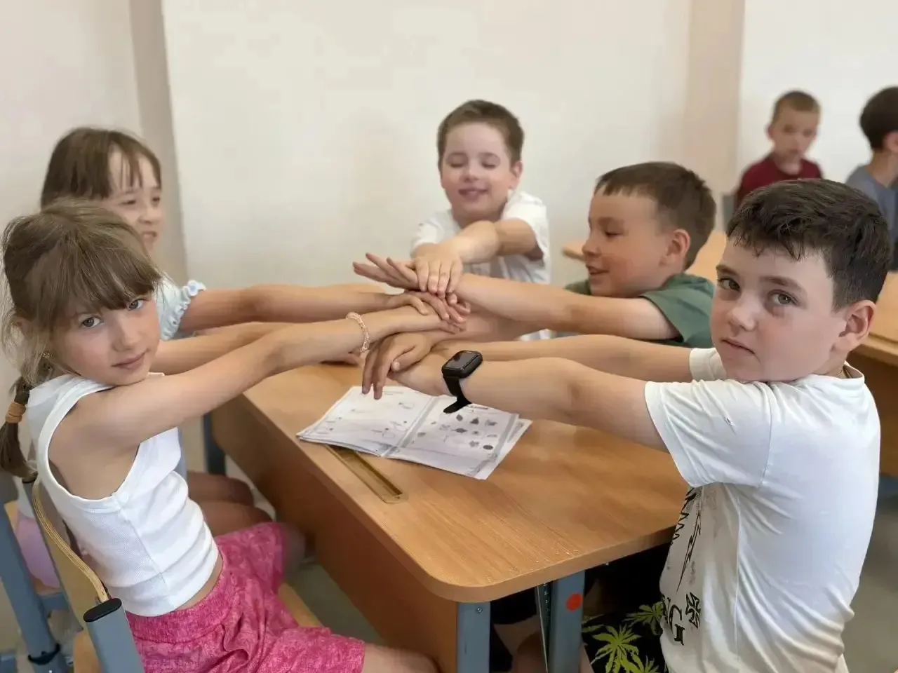 🌟 НОВЫЙ ДЕНЬ В ЛАГЕРЕ «ОСТРОВ ГЕРОЕВ»🌟

Утро мы встретили с бодрящей зарядки, которая зарядила все