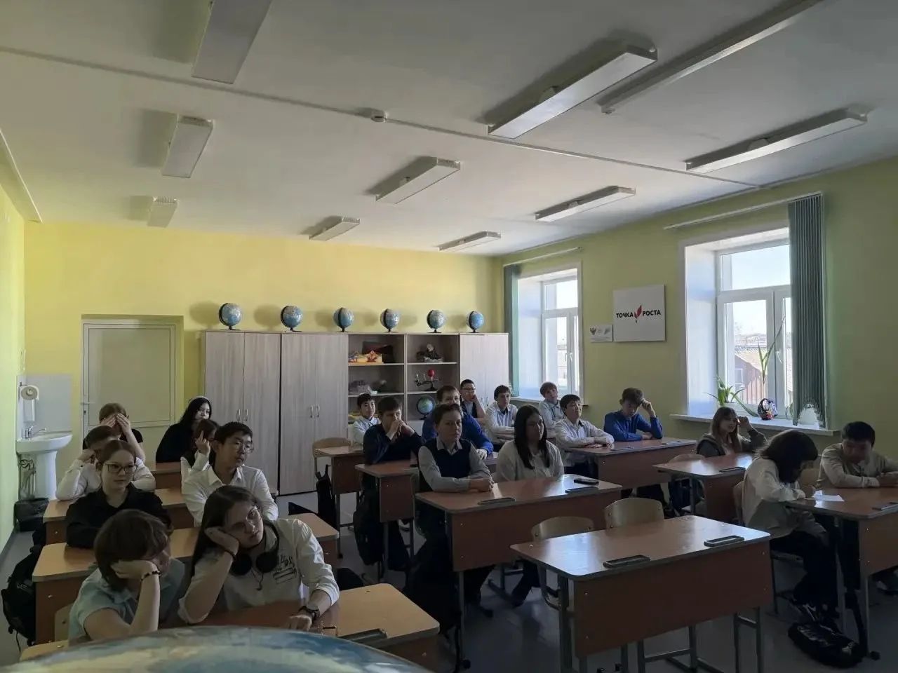 В нашей школе прошел просмотр фильма. Вместе с учащимися мы посмотрели фильм «Красные ленты» — пронз