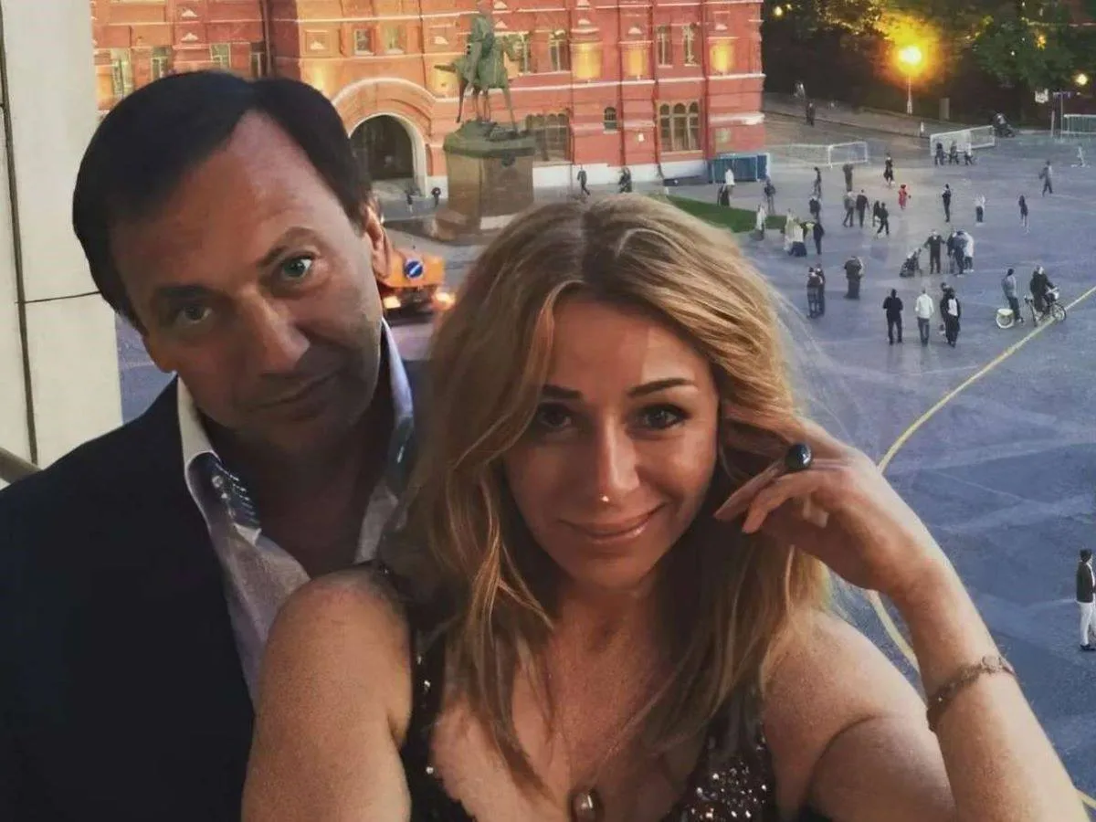 Люди женятся, еб-тся, а нам не во что обуться. Сейчас поймете, при чем тут Апина и её б...