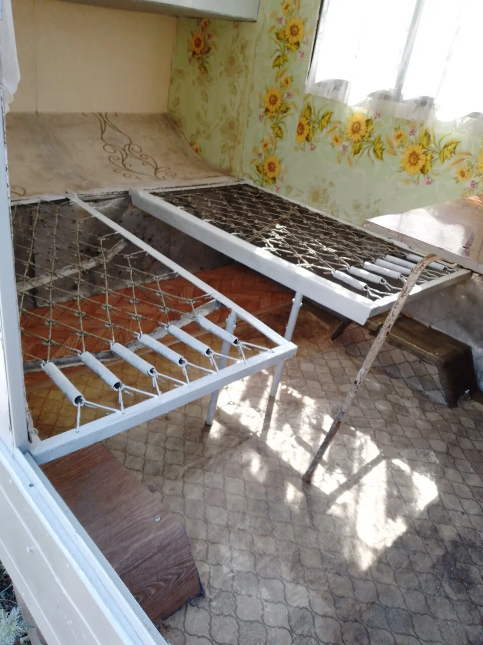 В продаже самодельный прицеп -дом, внутри две кровати и складной стол, ниши с полками. ...