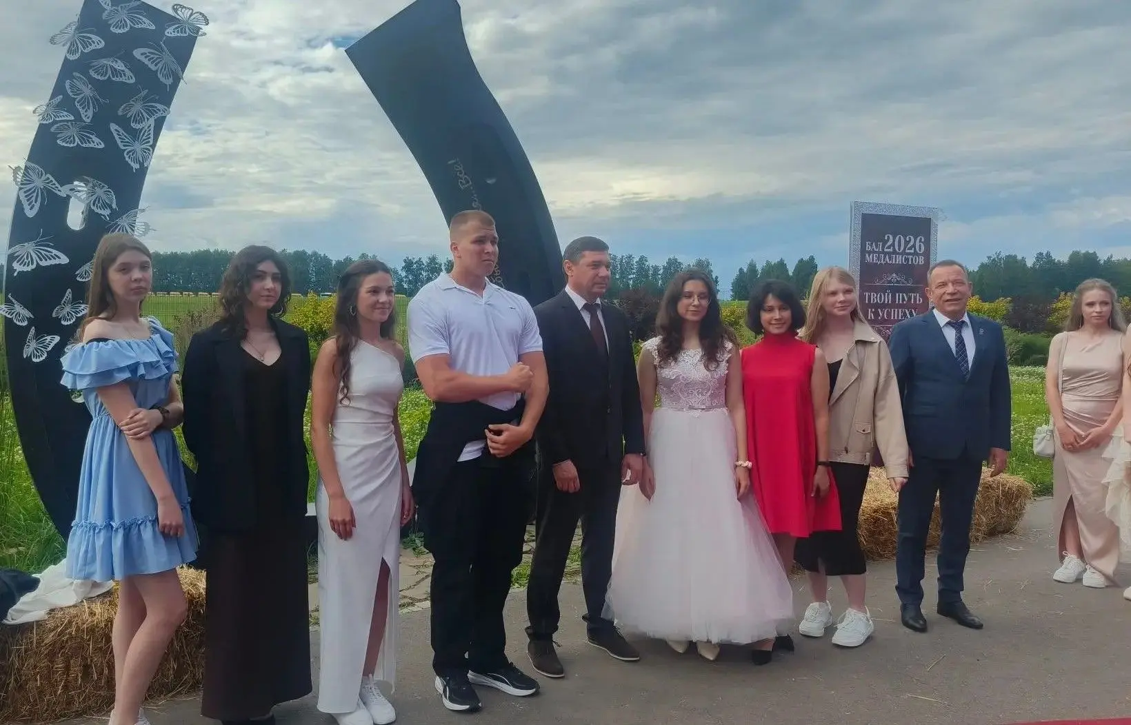 Наши медалистки — в числе лучших выпускников региона! 🎓

25 июня в конной усадьбе «Путь» прошёл бал
