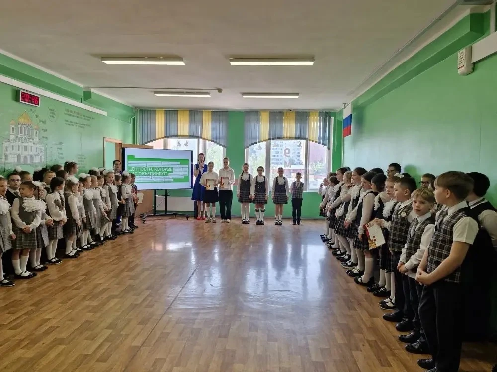 🇷🇺 Равнение на триколор!  Понедельник, 18 мая, в МБОУ СОШ № 9 начался с главного — торжественной лин