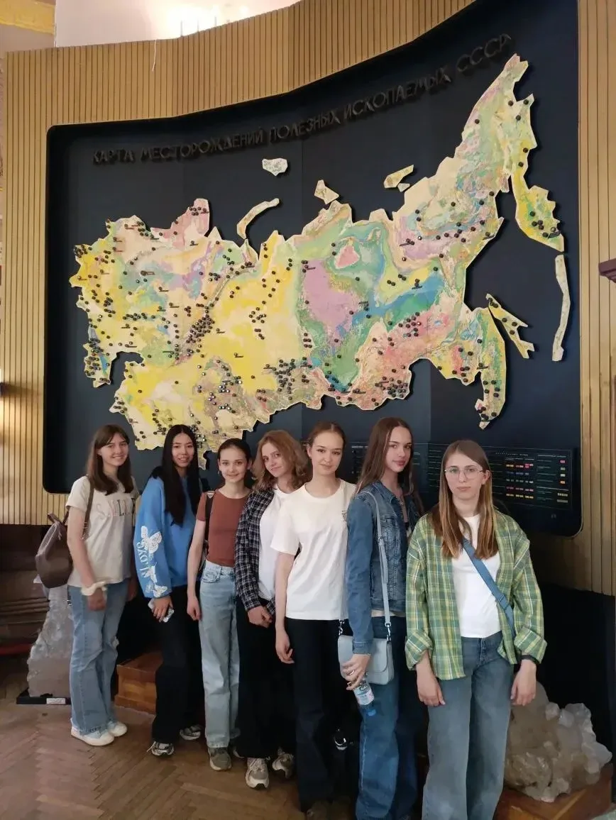 🌟 В конце учебного года старшая группа химический школы посетила Минералогический музе...