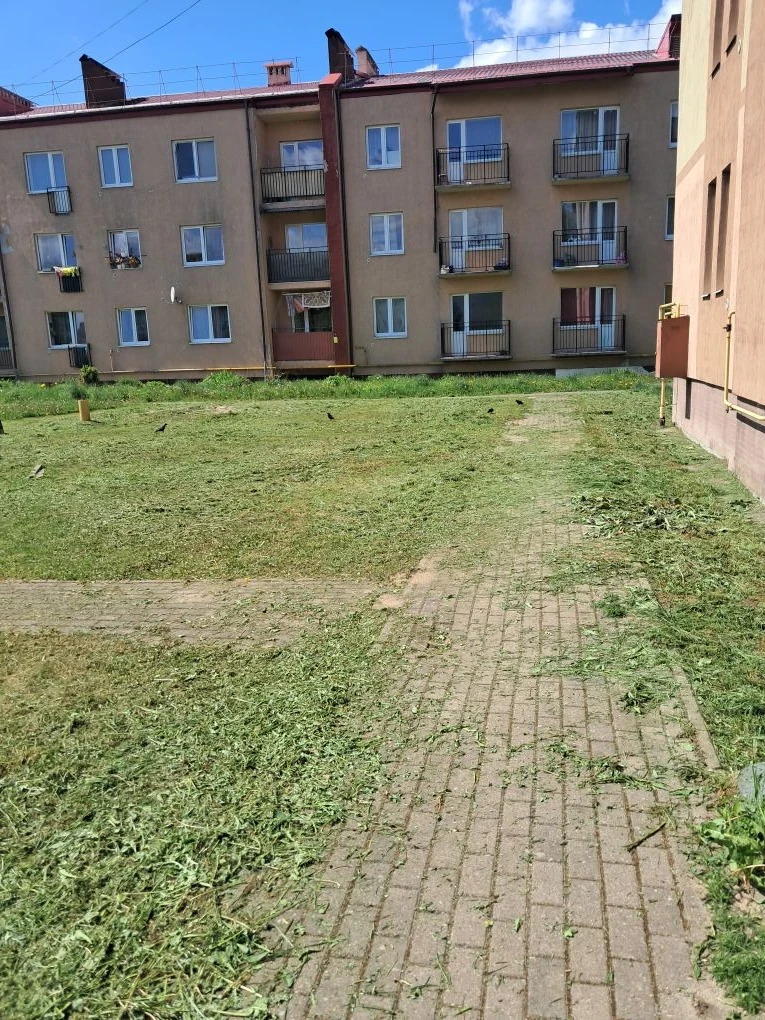 Сотрудники ООО "Управляющая компания "Мой дом" проводят плановый покос травы на придомо...