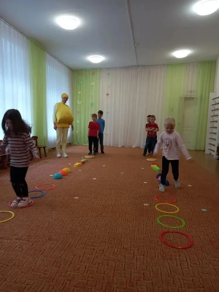 День защиты, день детей,
Смех и радость всех друзей
Шары, песни, хоровод —
Счастье в каждый дом идёт