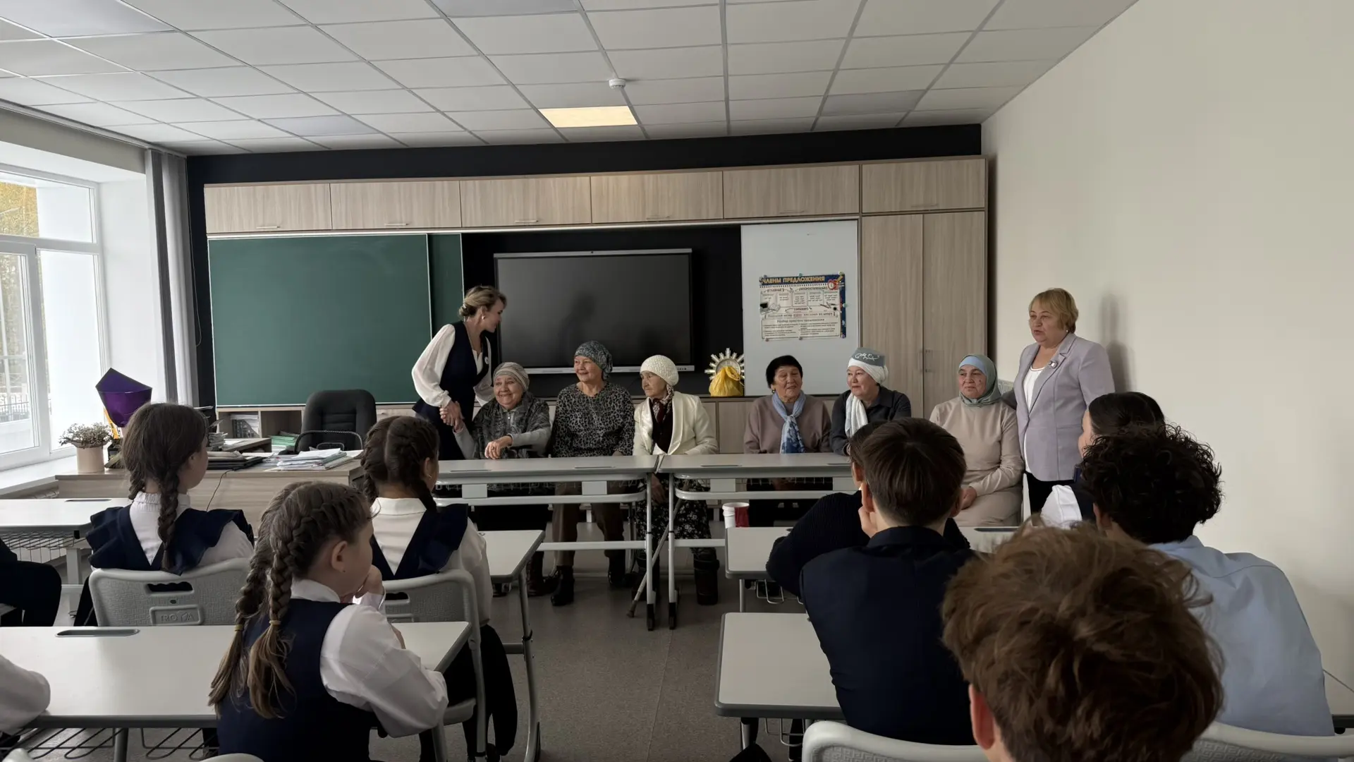 💐💐💐Накануне Дня учителя и Дня пожилого человека в нашей школе прошел классный час с ...