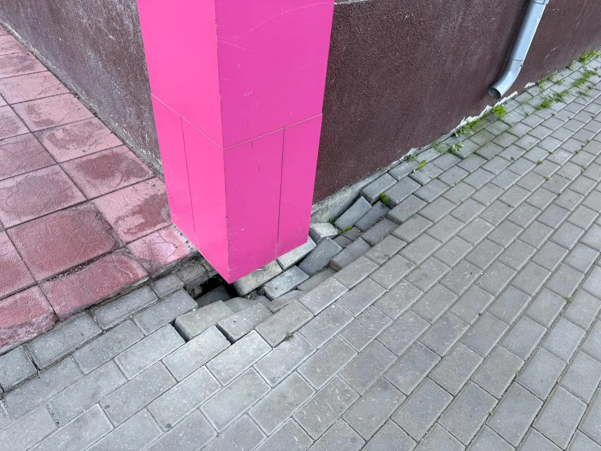 На территории нашего дома обновили каменную плитку. 🏘️