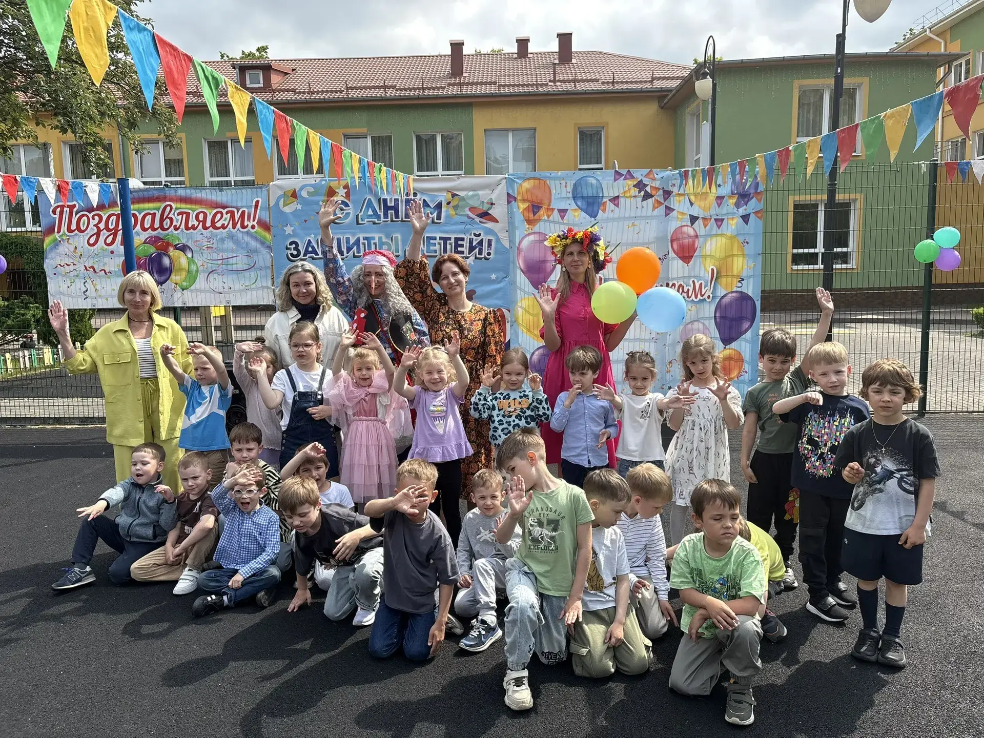 ☀ К нам пришло лето! Встречаем тепло и угощаем мороженым!

В День защиты детей наш детский сад встре