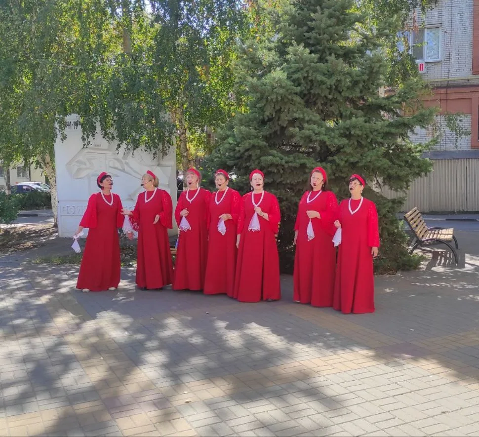 Хор народной песни «Кружева» выступил с концертной программой на площади ДК РДВС во вре...