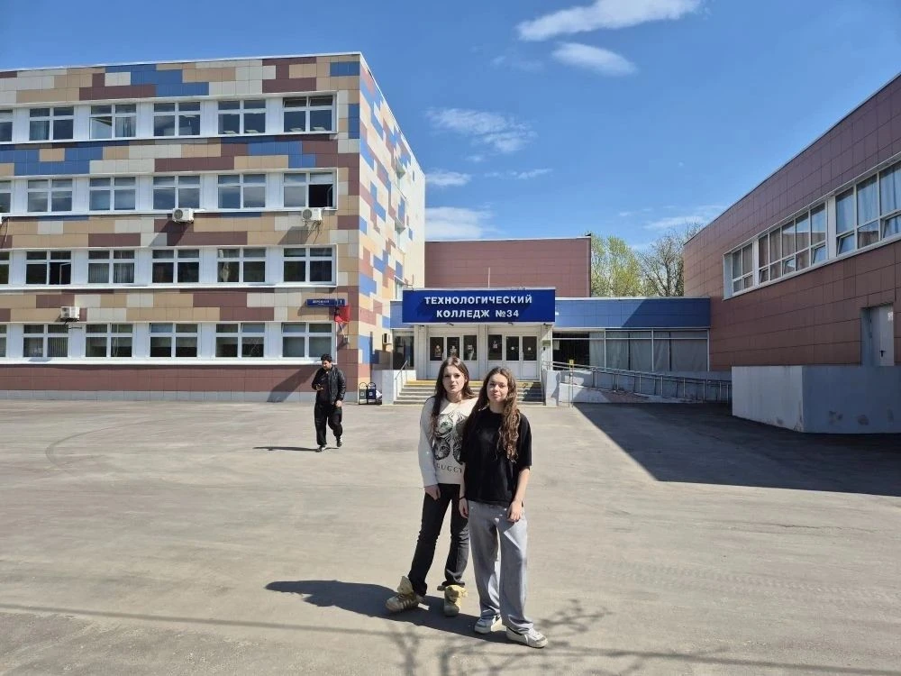 Наши девочки из 9Л класса Карина и Варвара посетили творческую мастерскую на тему «Дизайн твоей мечт