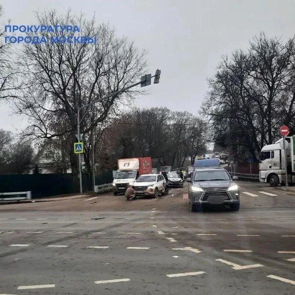 Грузовик на скорости протаранил машины в Новой Москве: видео - 2 ...

🚗 В Новой Москве произошло см