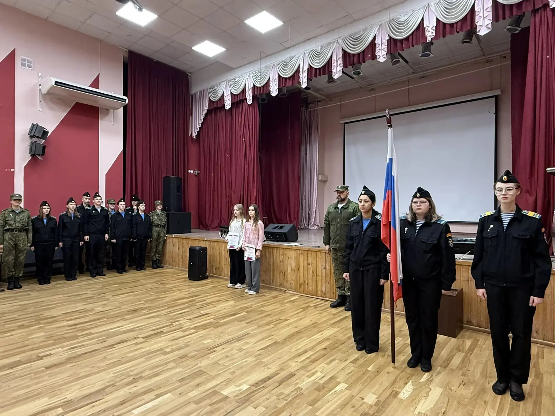 Доброе снежное утро, страна! ❄️  Сегодня, 27 апреля, понедельник, и новая неделя в нашей школе тради